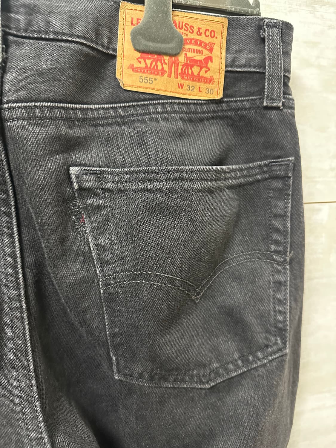 리바이스 워시드 블랙 데님 32  상품이미지3