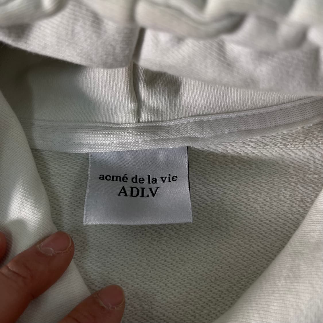 105 아크메드라비 화이트 후드티 상품이미지4