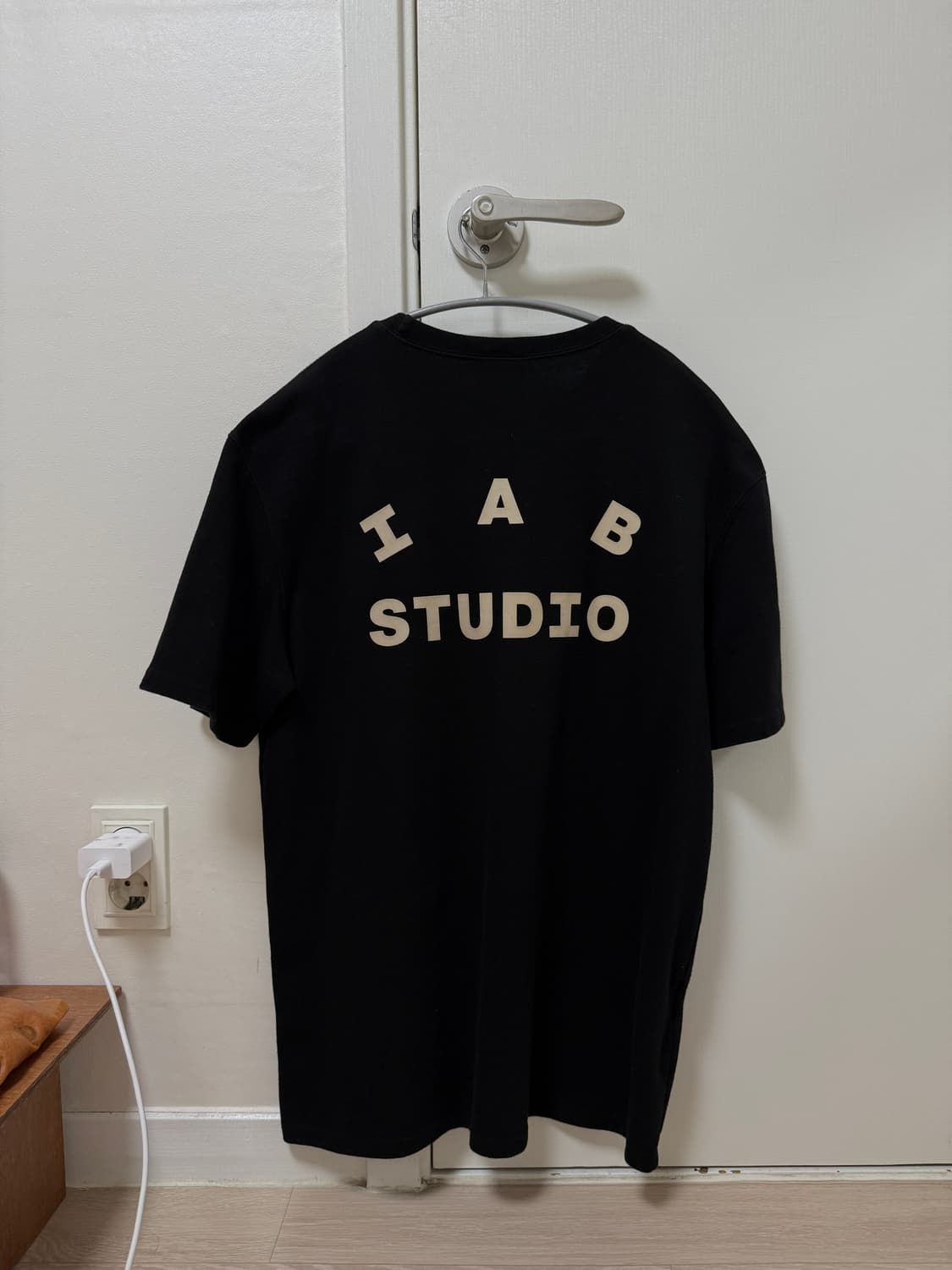 (L) 아이앱스튜디오 블랙 글로우 반팔 티셔츠 상품이미지1