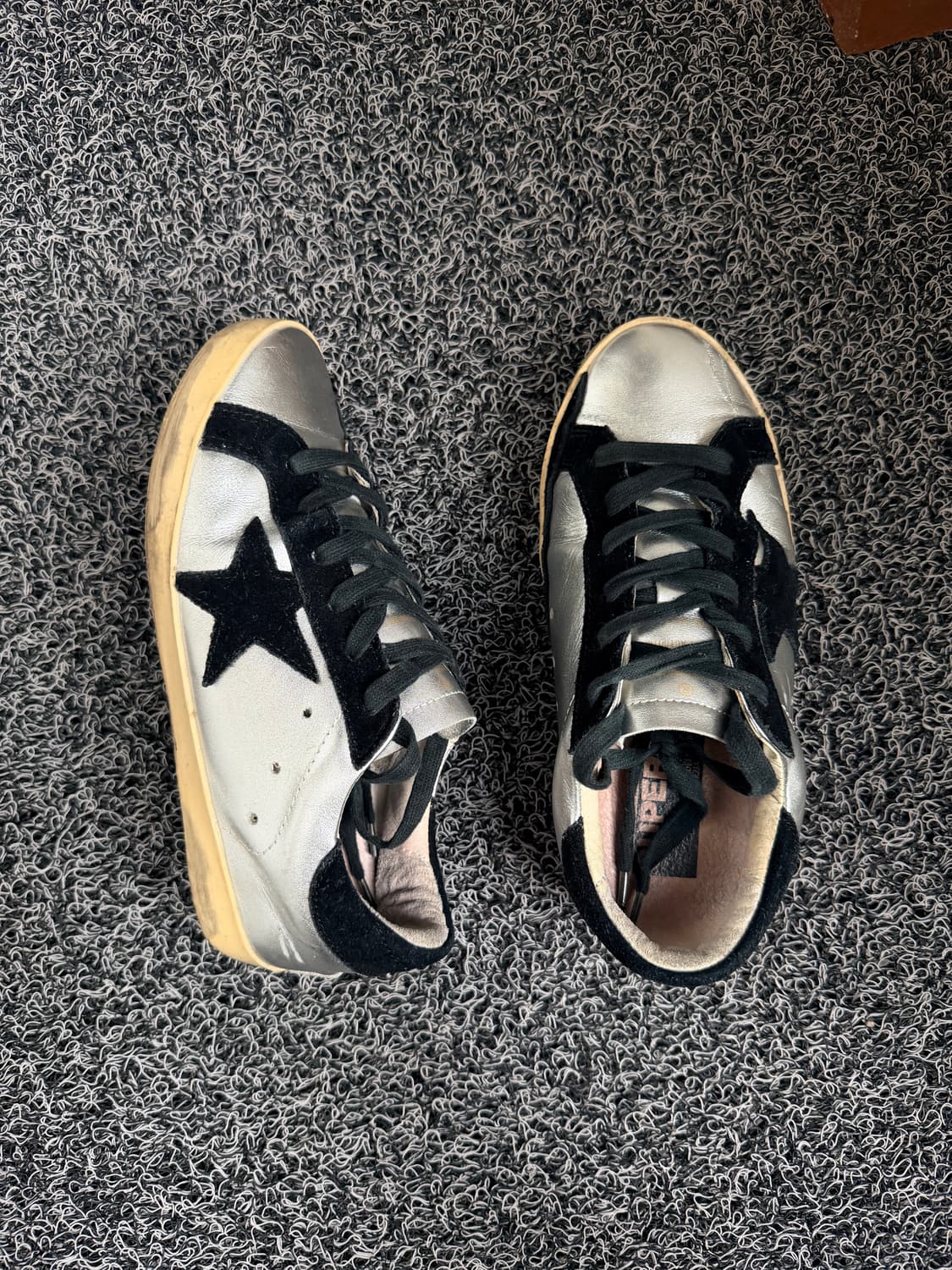 골든구스 슈퍼스타 실버 & 블랙 스웨이드 스니커즈 상품이미지4