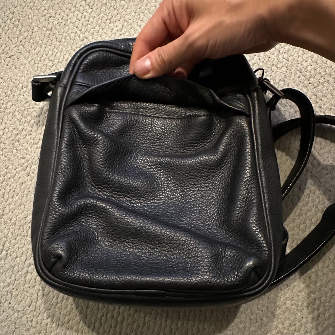 아르마니 Armani 카프스킨 크로스백 상품이미지5