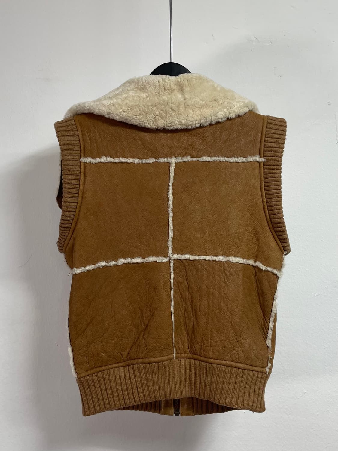 UGG 어그 우먼스 리얼레더 베스트 무스탕 자켓 (on.447) 상품이미지3