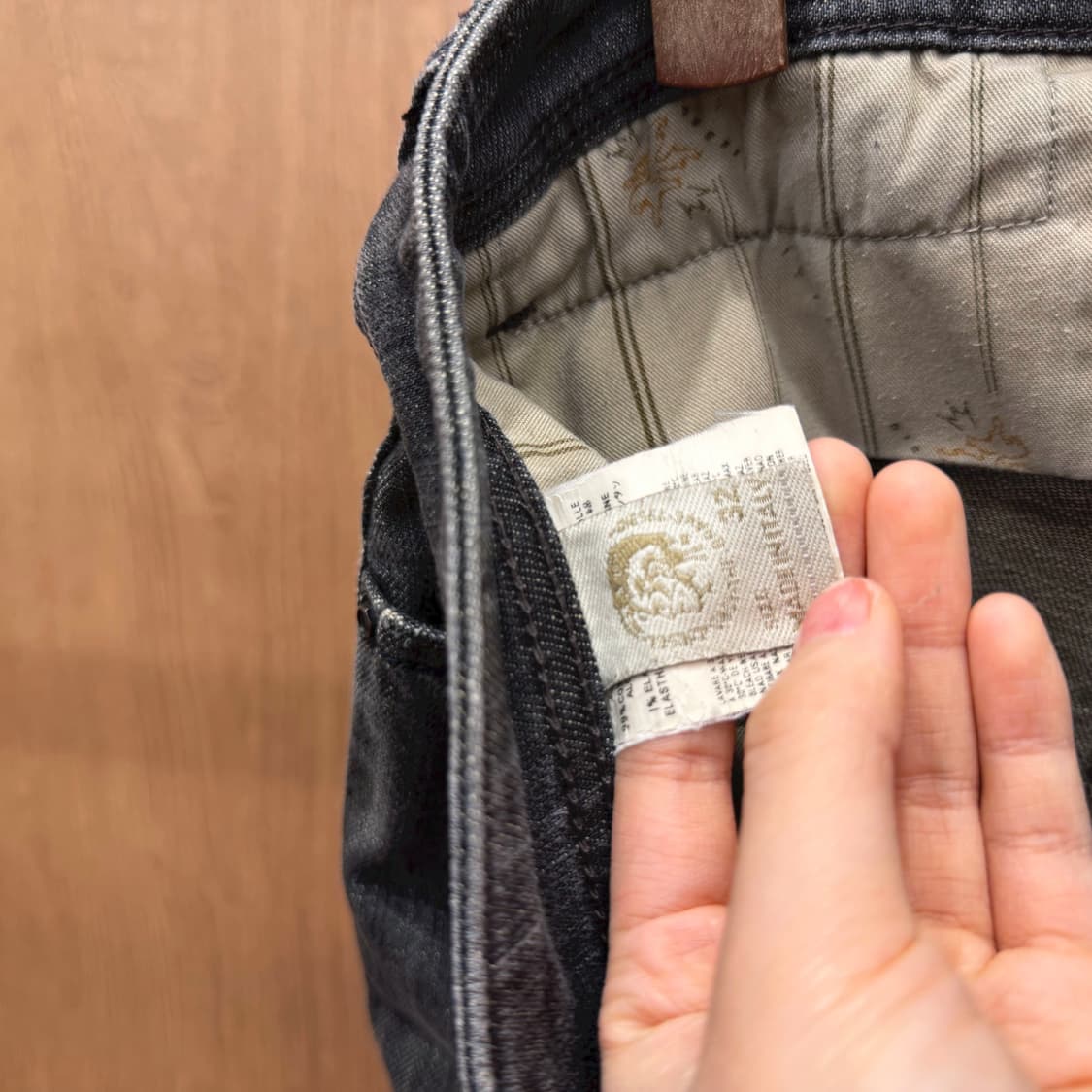 디젤 워싱 데님 팬츠 로고 자수 버튼 클로징 포켓 디테일 슬림핏 그레이 상품이미지10