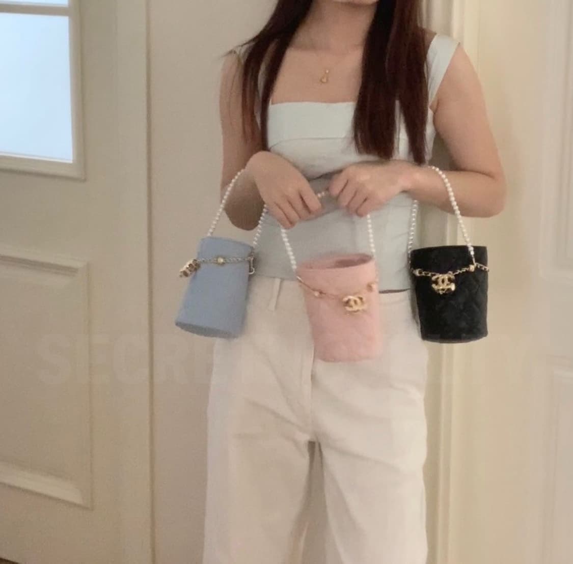 샤넬뷰티 미니 버킷백 진주체인 크로스백 블랙 드로스트링 백 상품이미지10