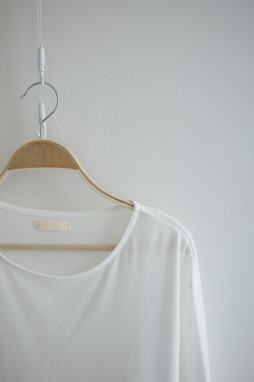 earth music  • 화이트 프릴 코튼 티셔츠
  상품이미지8