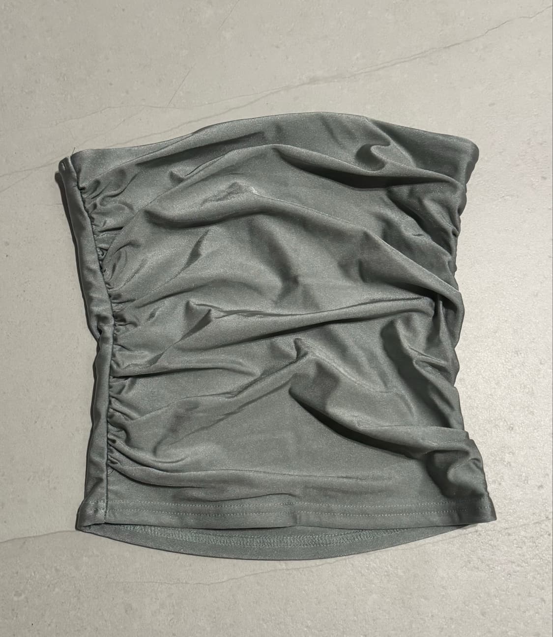 Edikted Maxeen shiny gathered tube top 상품이미지4