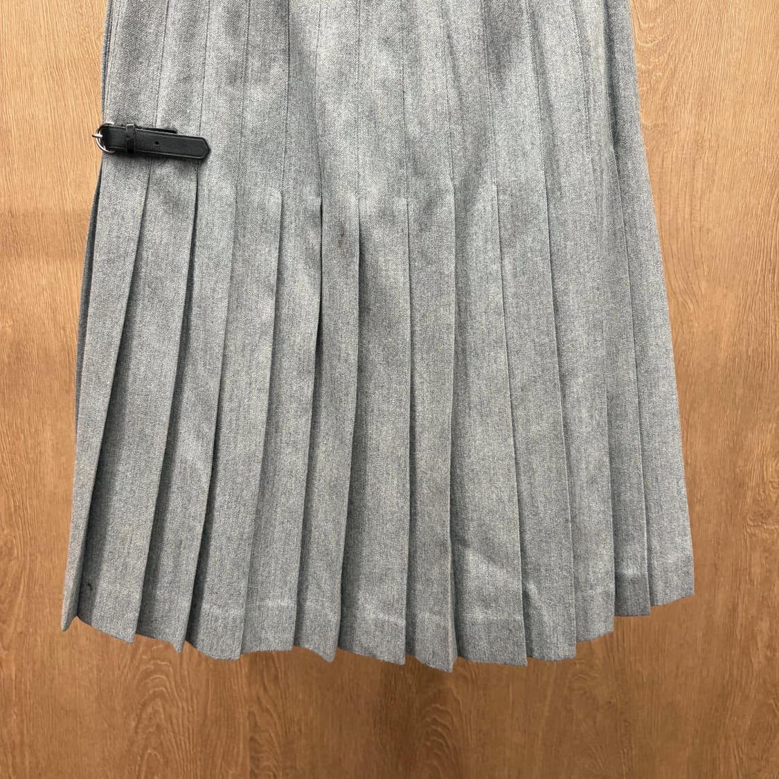 마가렛호웰 미디 스커트 박스 플리츠 웨이스트 밴드 버클 디테일 그레이 상품이미지5