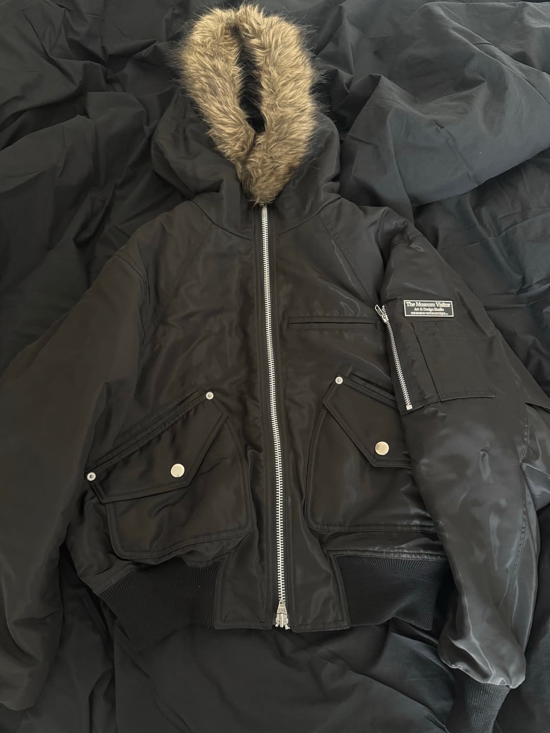 더뮤지엄비지터 퍼후드 메탈 로고 MA-1 점퍼 블랙 S 상품이미지3