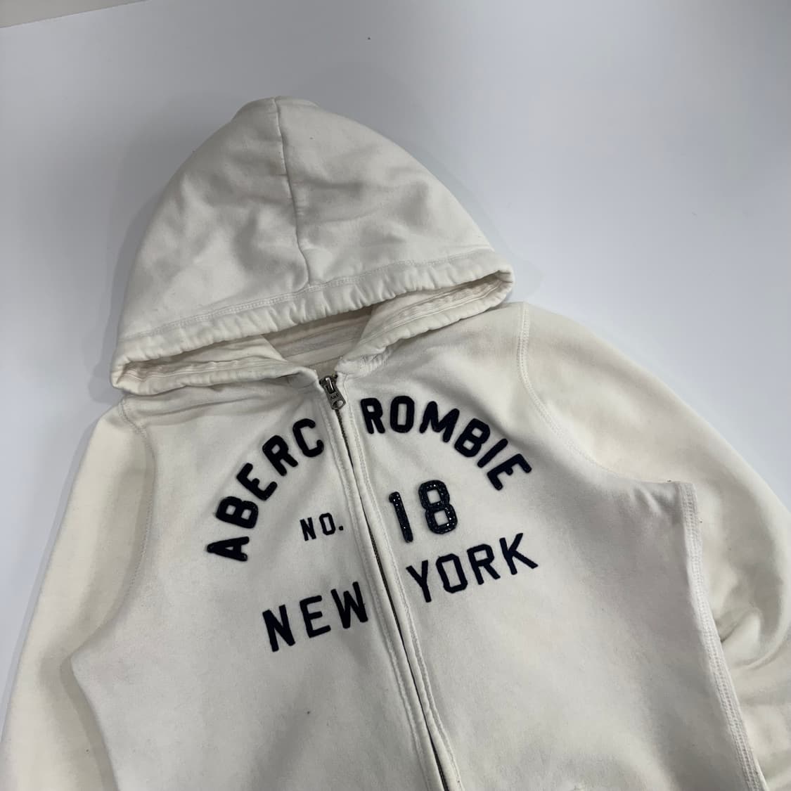 Abercrombie 아베크롬비 네이비 스펠아웃 로고 화이트 후드집업 상품이미지4