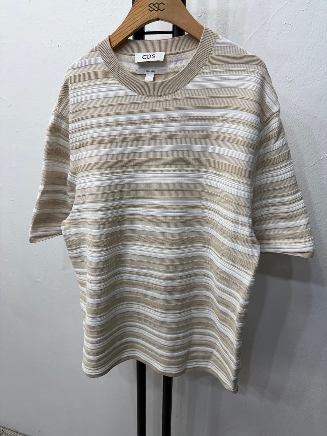 정품) COS 코스 남성 릭렉스핏 스트라이프 반팔 니트 S 상품이미지3