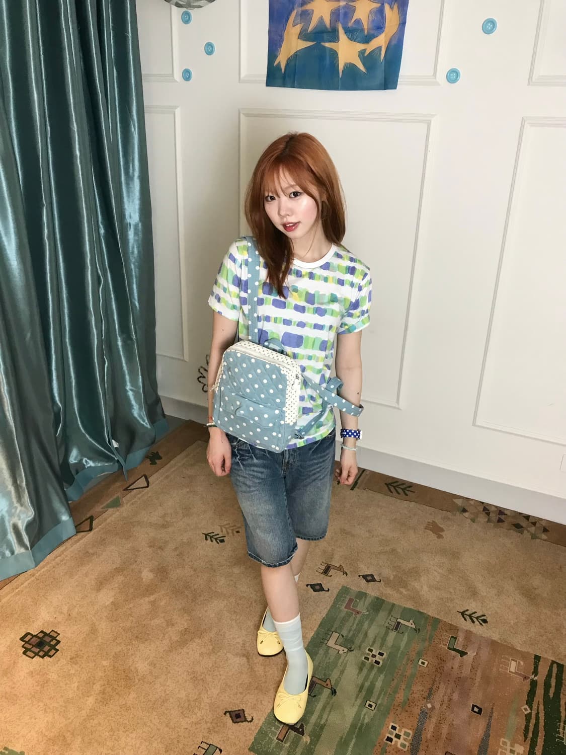 블루 니트 베스트에 알록달록 패턴 티셔츠를  더한 키치한 무드••🫐  상품이미지5