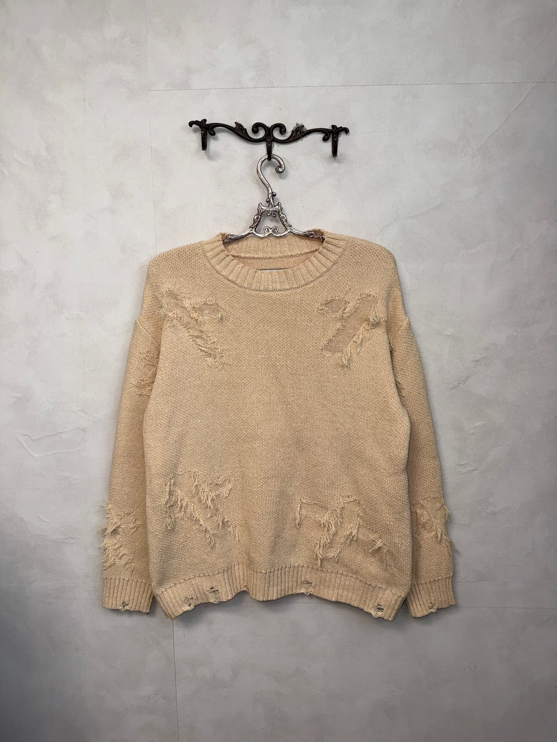 Ivory grunge damage cross detail knit 상품이미지1