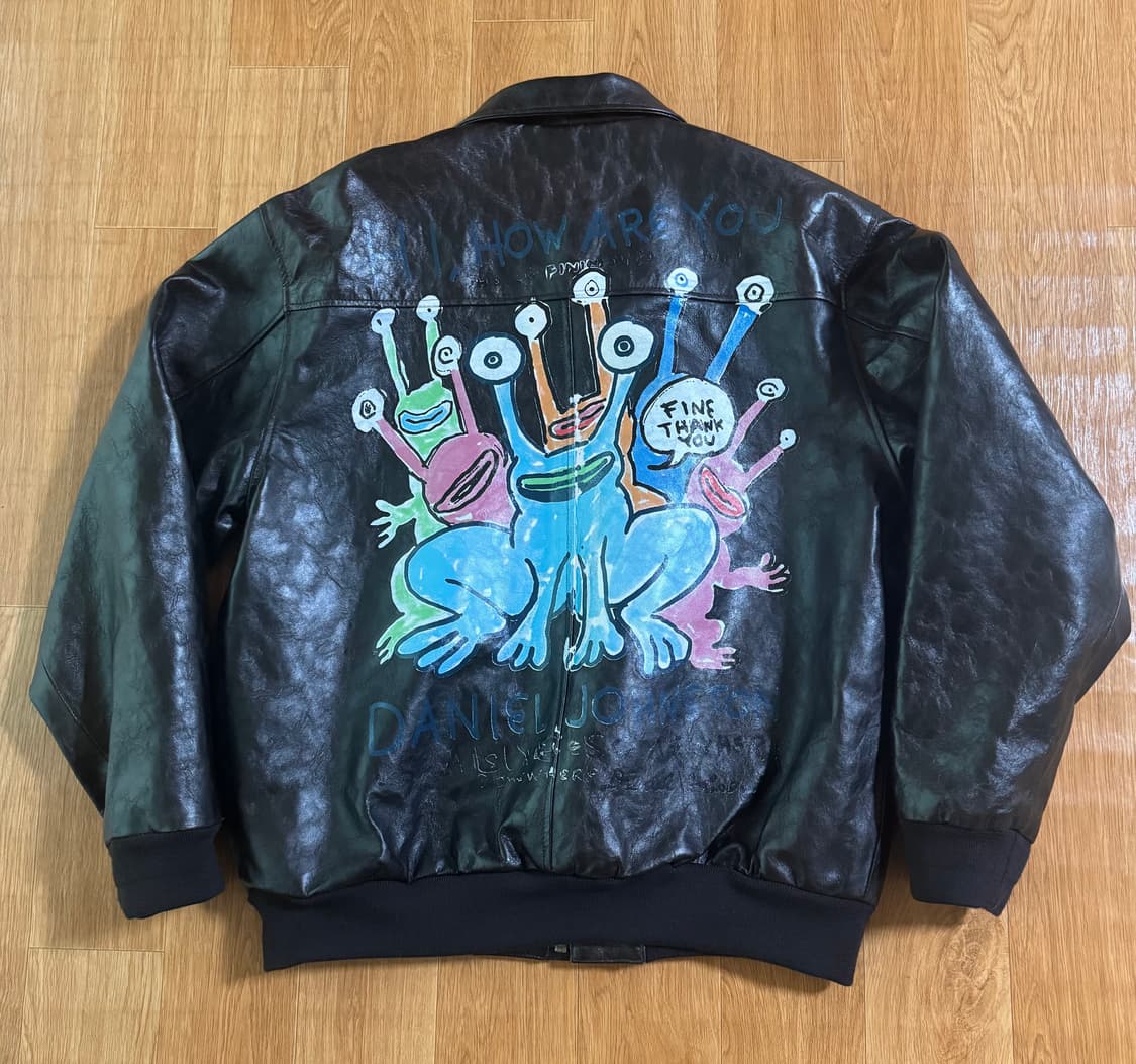 디스이즈네버댓 x 다니엘 존스턴 프로그 레더 플라이트 자켓 다크 브라운 상품이미지1