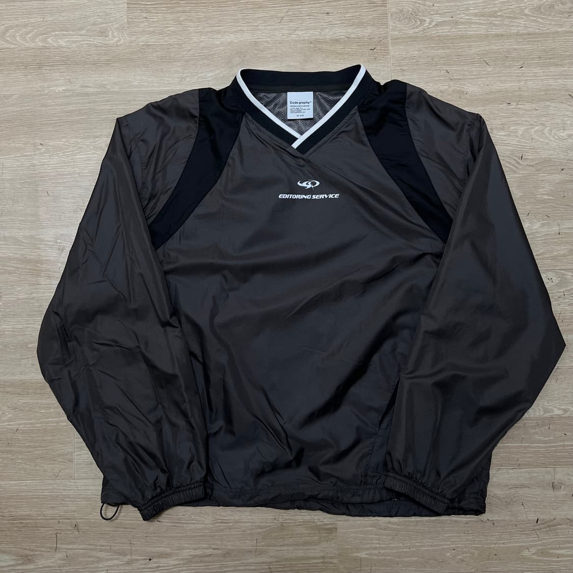 코드그라피 브이넥 로고 프린팅 풀오버 조거 웜업 [차콜] M/95 상품이미지2