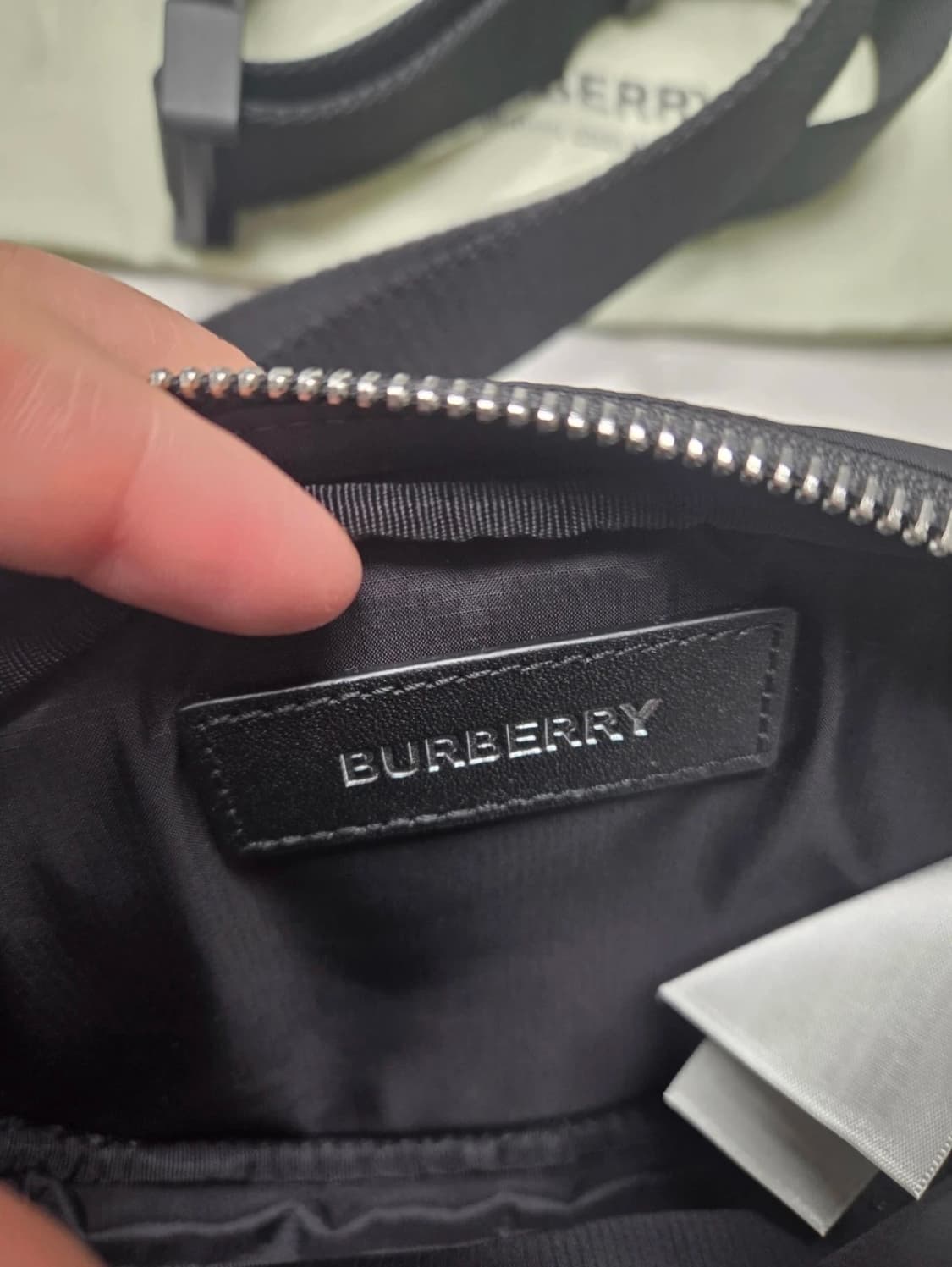 버버리 캐논 나일론 벨트백 블랙 상품이미지3