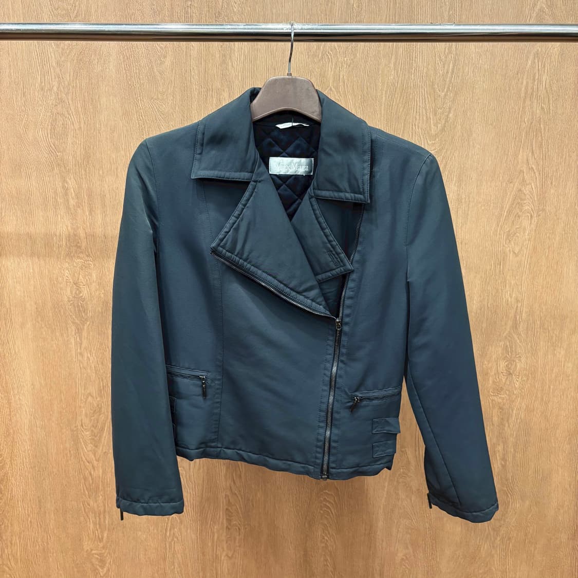 막스마라 패디드 라이더 자켓 D링 스트랩 퀄팅 안감 디테일 차콜 그레이 상품이미지2