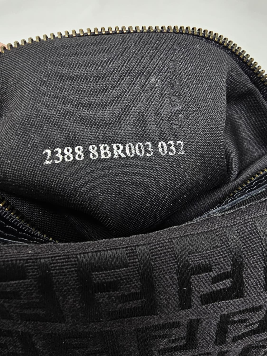 FENDI 펜디 FF 바게트백 블랙 모노그램 숄더백 상품이미지10