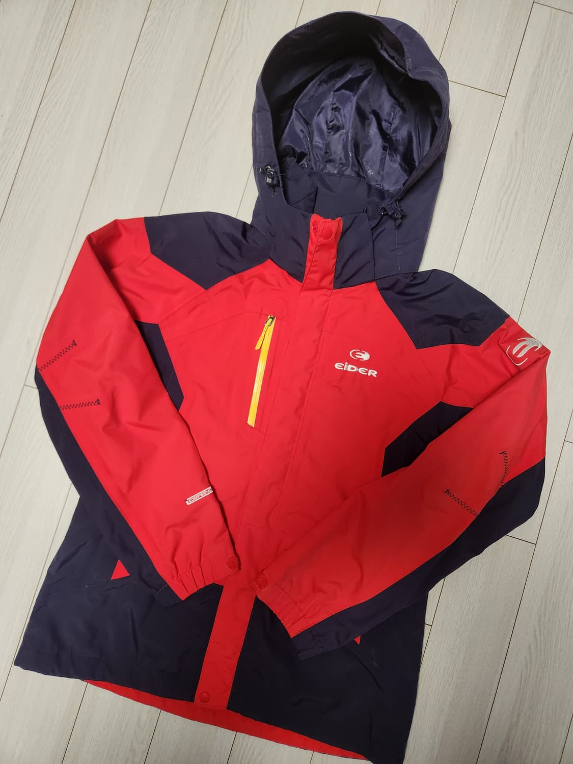 새상품급) 아이더 배색 디펜더 방수 등산 자켓 사이즈90s

여러 중고사 상품이미지1