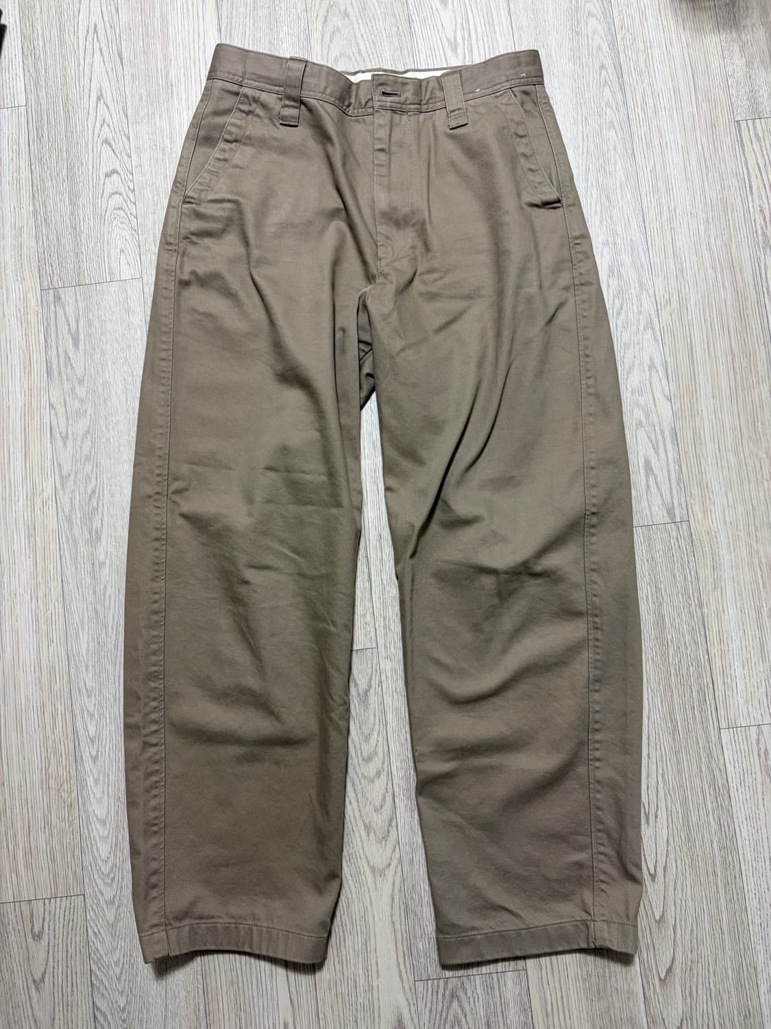 유니클로 와이드 핏 치노팬츠 상품이미지1