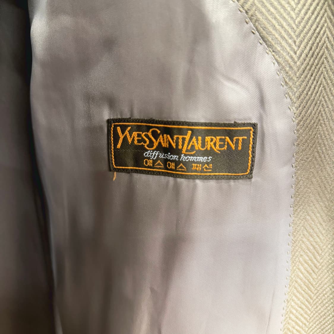 입생로랑 싱글 브레스티드 울 코트 노치드 라펠 헤링본 패턴 디테일 베이지 상품이미지6