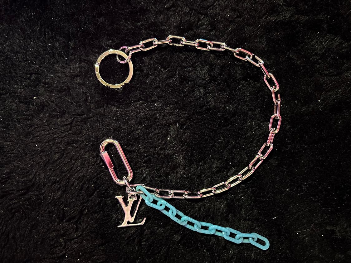 루이비통 체인 LV 쉐이프 백 참 키 홀더 상품이미지1