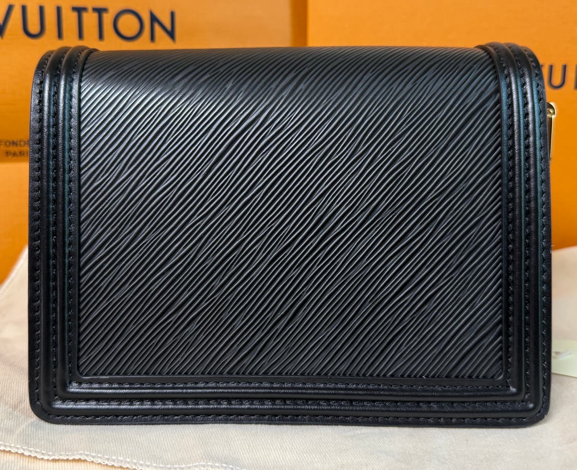 [새상품] 루이비통 에피 에삐 미니도핀 체인 숄더백 블랙 금장 상품이미지3