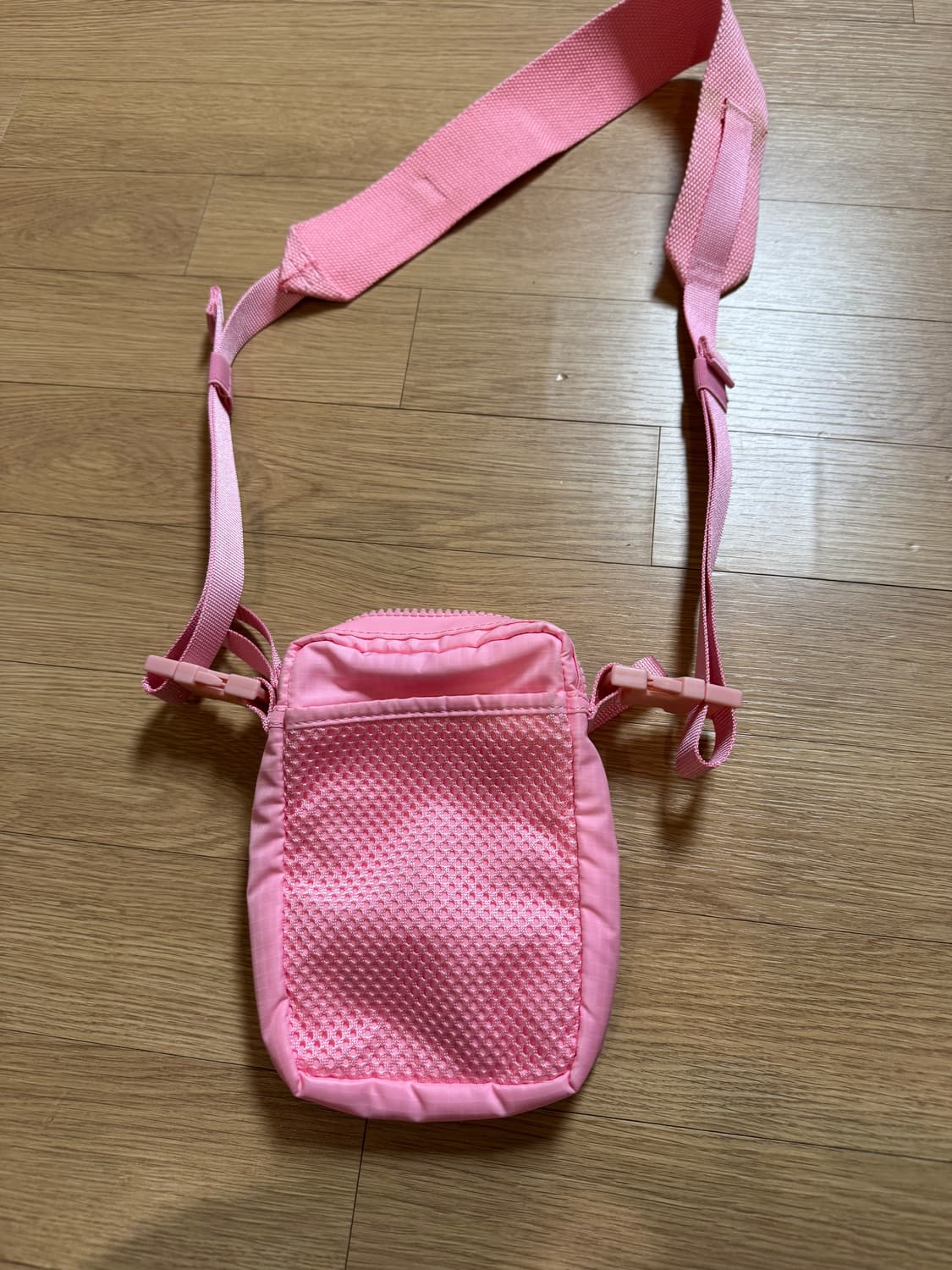 아크네 스튜디오 페이스 로고 핑크 스몰 숄더백 상품이미지4