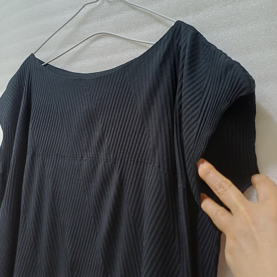 삼성물산 이세이미야케 플리츠 민소매 캡소매 원피스 2 블랙 사랑봉봉 상품이미지3