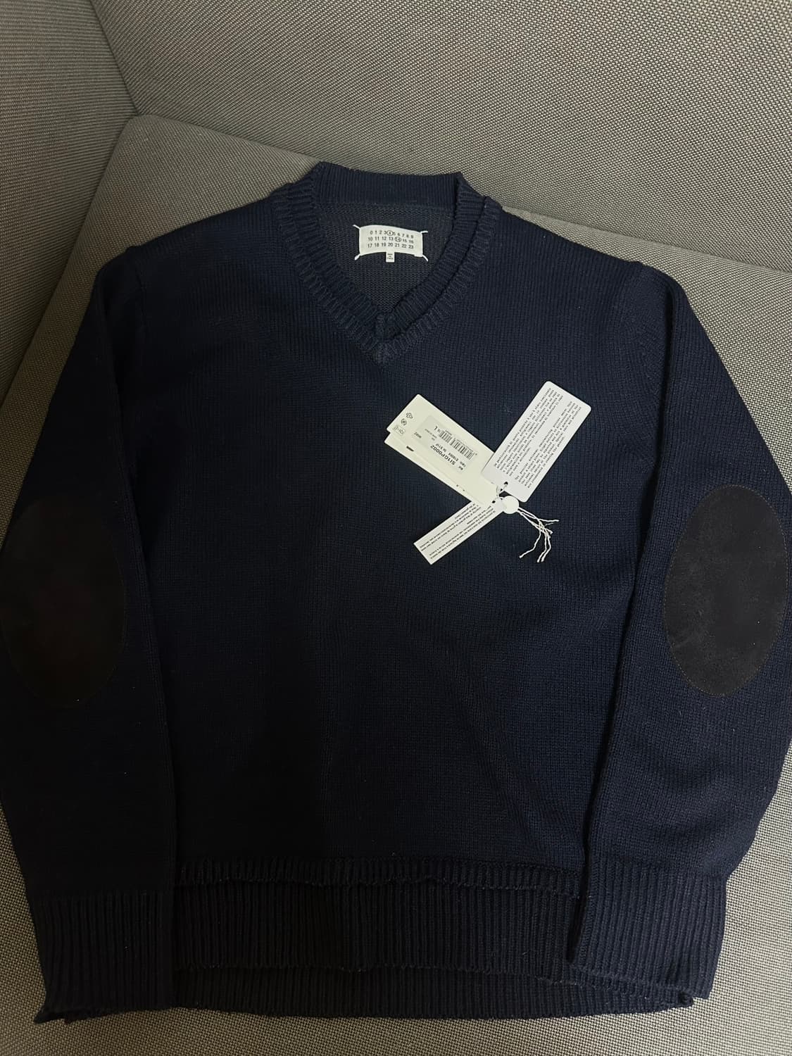 마르지엘라 엘보우패치 브이넥 니트 상품이미지2