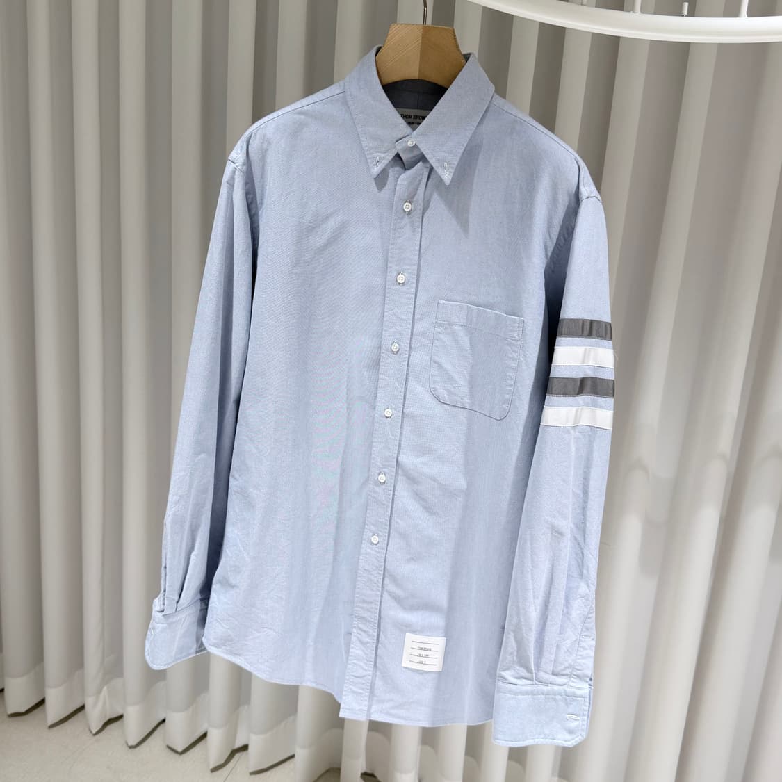 (A+/5) / 톰브라운 솔리드 플란넬 사선완장 셔츠 스카이 상품이미지2