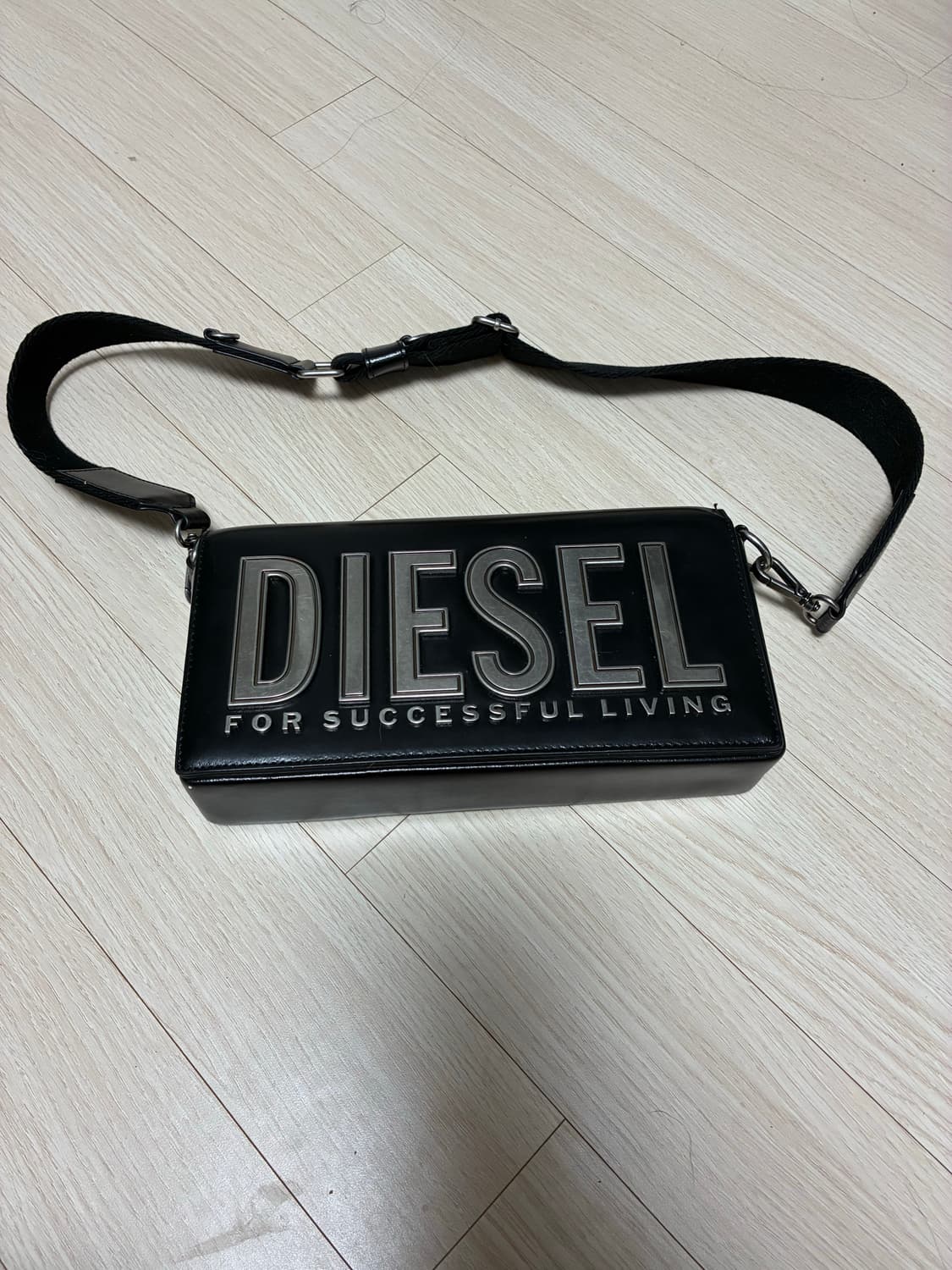 디젤 비스코토 로고 레터링 폴드 오버 토트백 블랙 상품이미지1