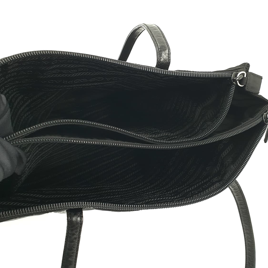 프라다 삼각로고 리나일론 블랙 미듐 숄더백 상품이미지10