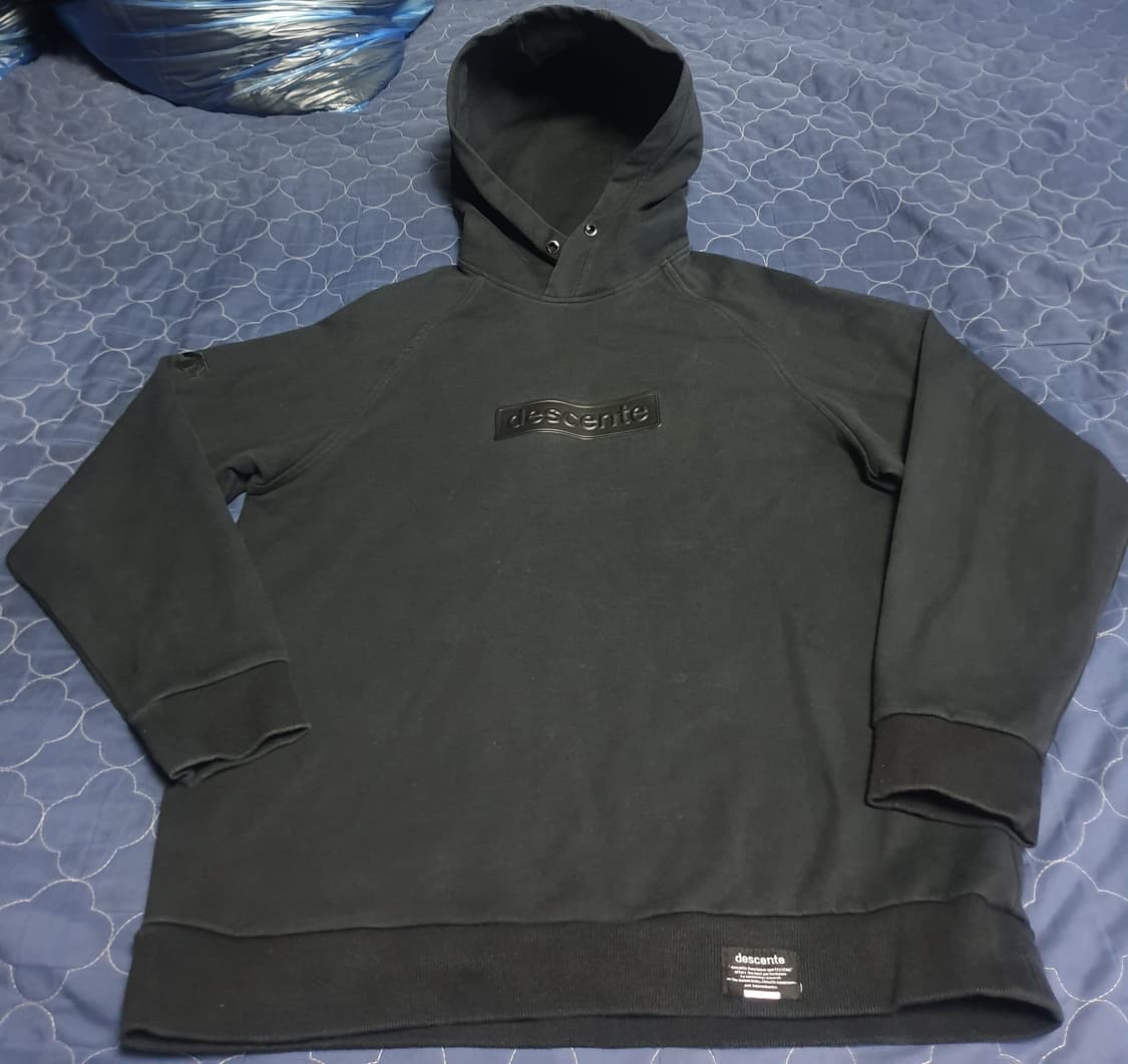 (단종매물) 데상트 실리콘 레터링 박스로고 후드티 블랙 (110) 상품이미지1