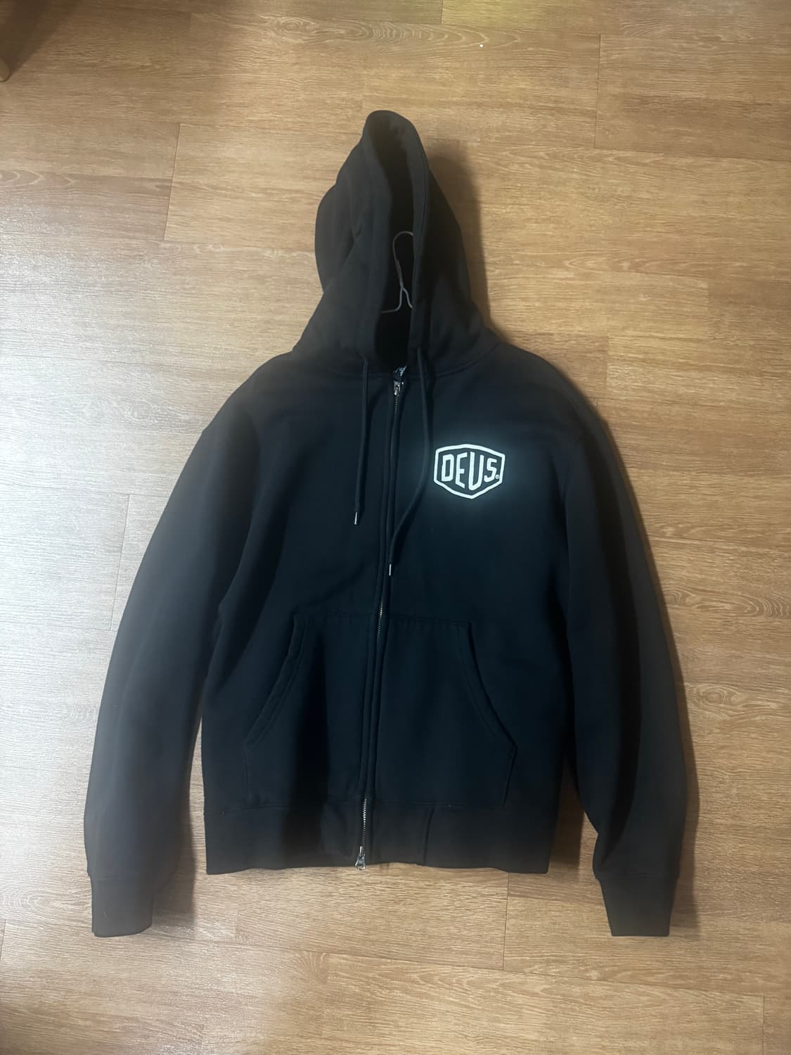 데우스 엑스 마키나 서울 컬리지 후드 집업 블랙 상품이미지1