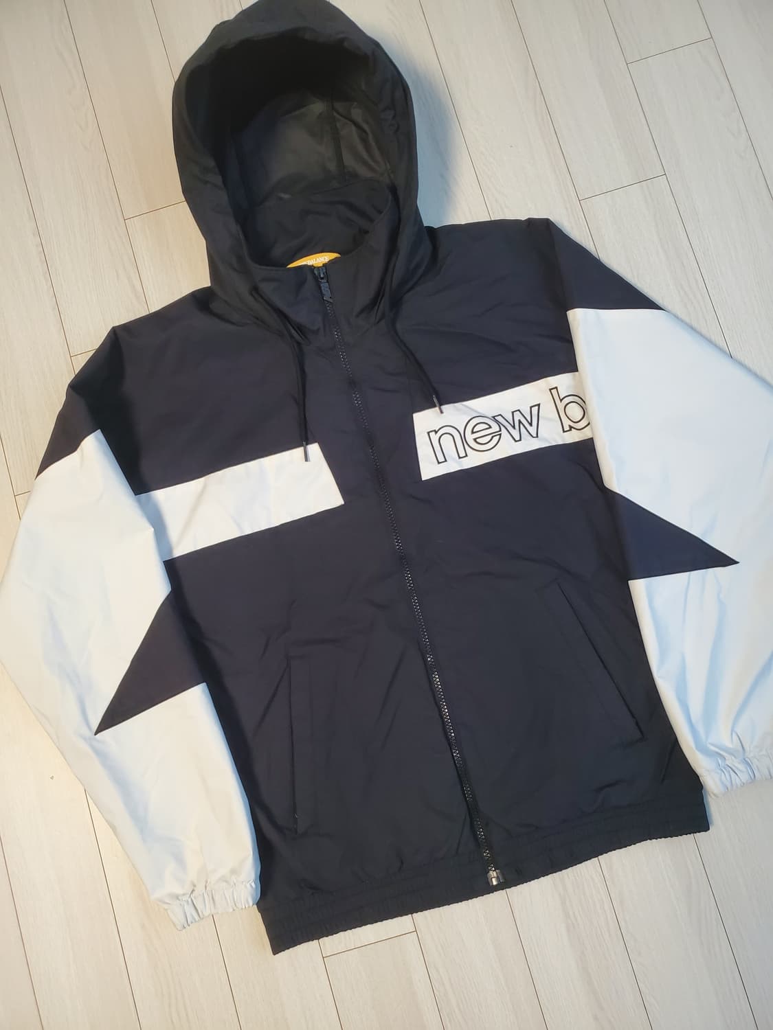 새상품급)뉴발란스 컬러블록 웜업 우븐 바람막이 자켓 사이즈95(m)

스 상품이미지1