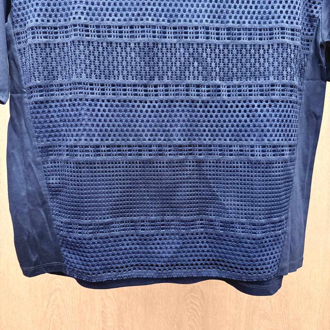 맥그리거 매쉬 믹스 반팔 블라우스 레이스 펀칭 디테일 네이비 상품이미지5