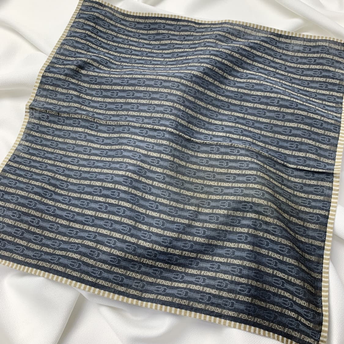 [정품] Fendi 펜디 고리패턴 빈티지 쁘띠스카프 손수건 상품이미지1