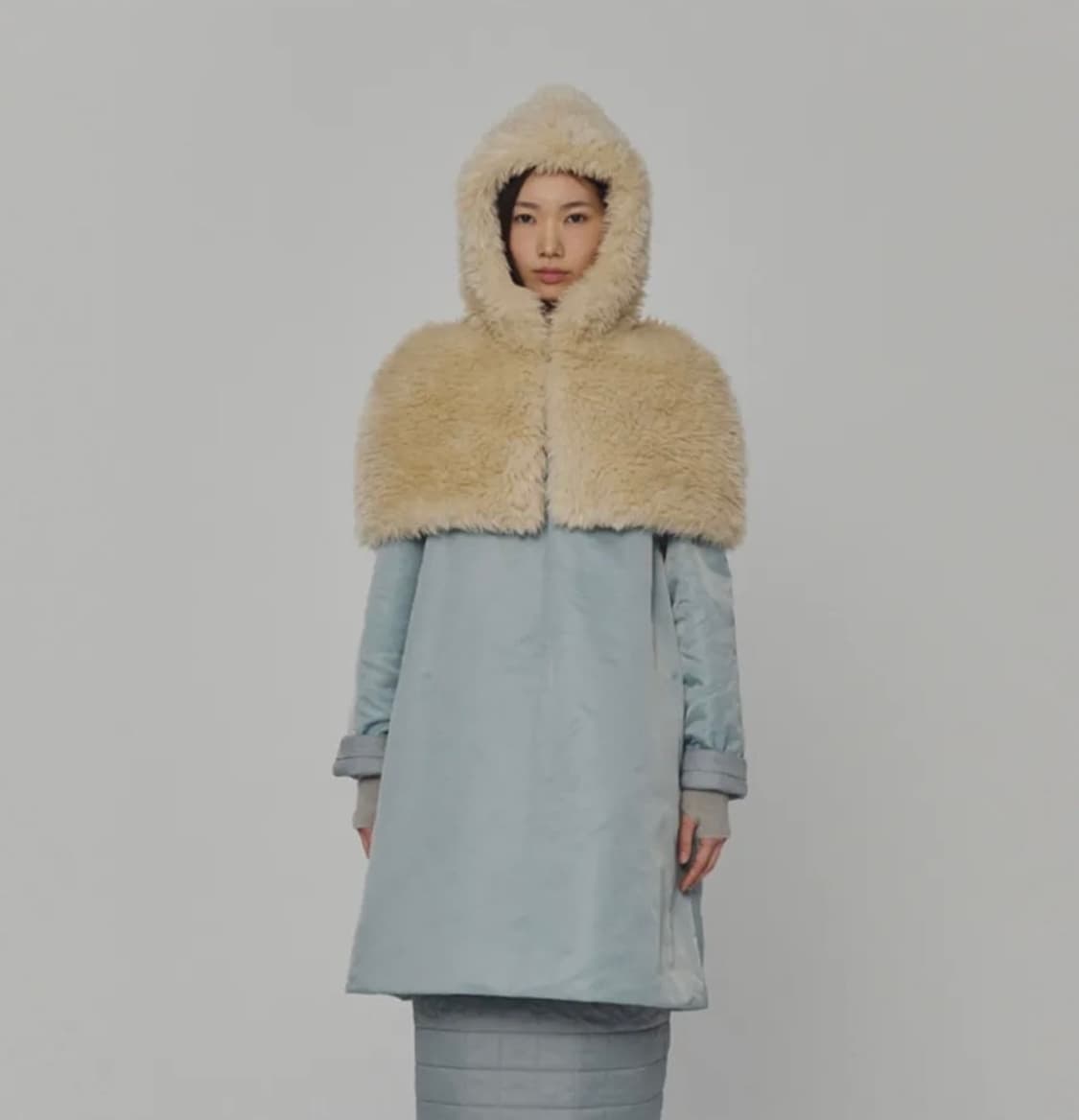 아모멘토 REVERSIBLE HOODED SHEARING CAPE 상품이미지1