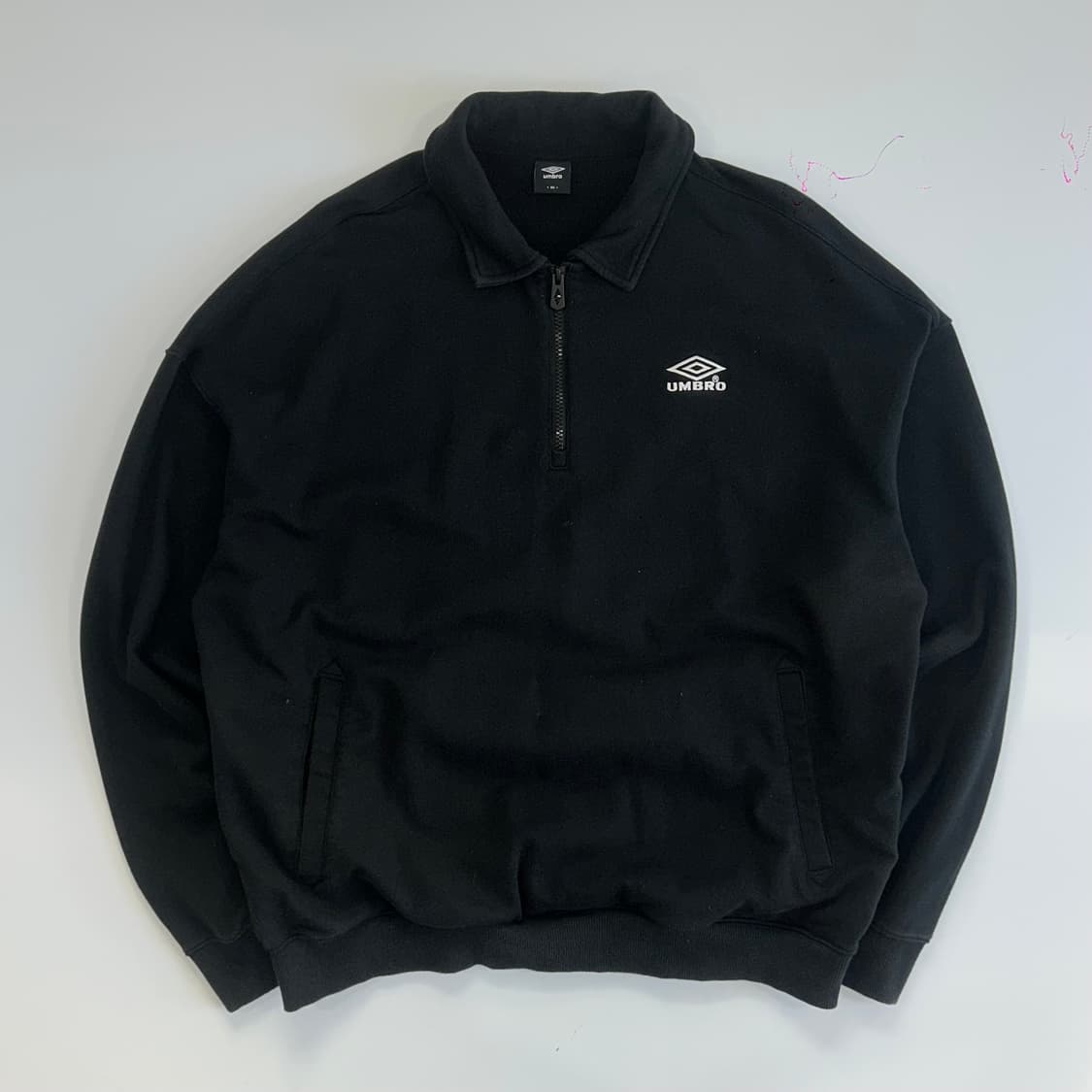 Umbro 엄브로 백로고 블랙 반집업 상품이미지3