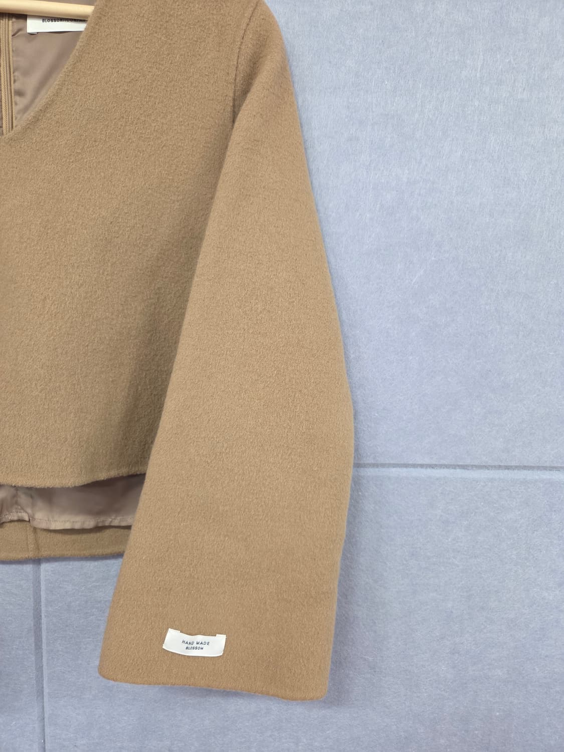 BLOSSOM H COMPANY 핸드메이드 울 브이넥 크롭 탑 상품이미지4