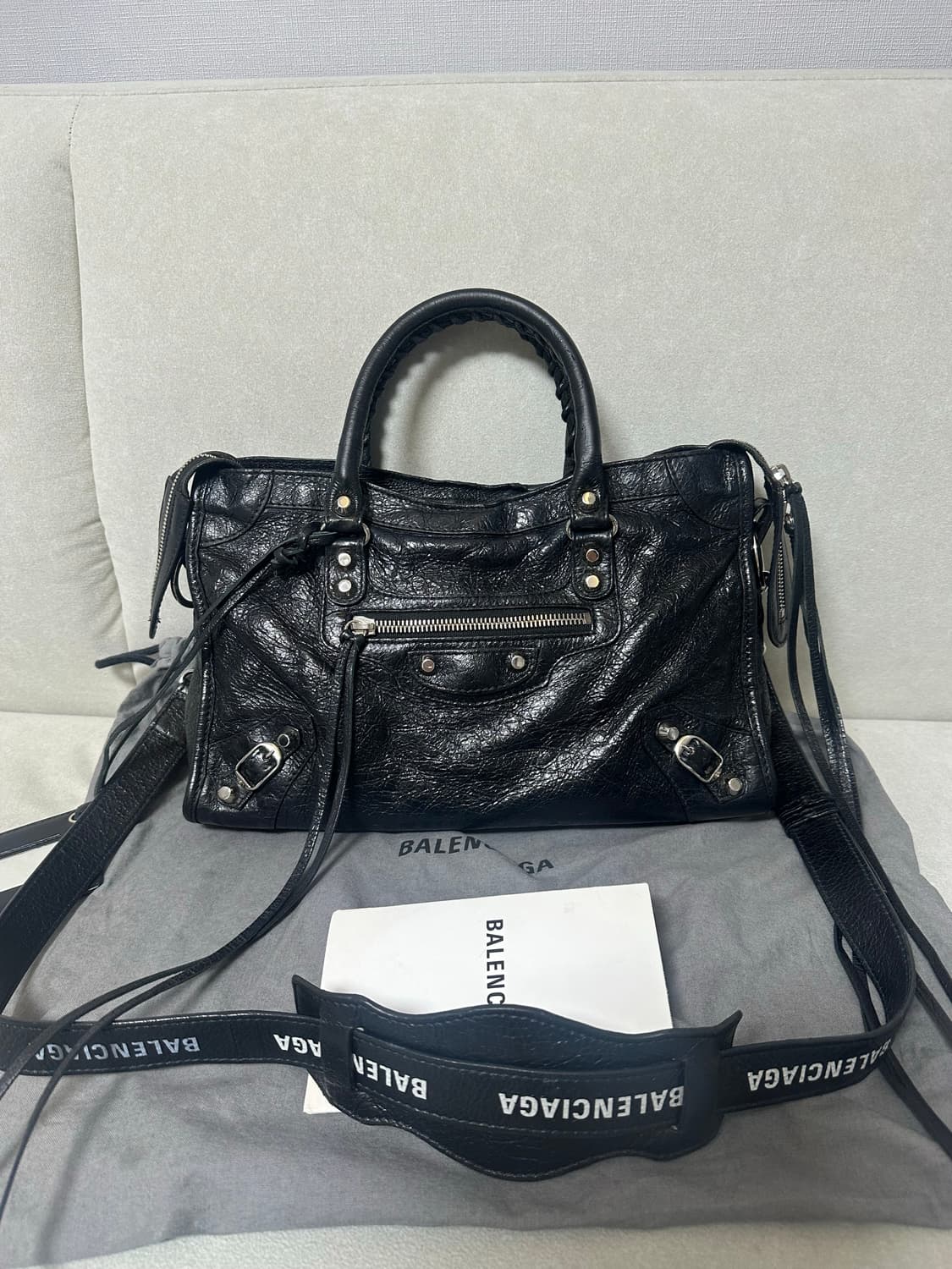 [A 정품] 발렌시아가 시티 모터백 스몰 로고스트랩-2번 상품이미지1