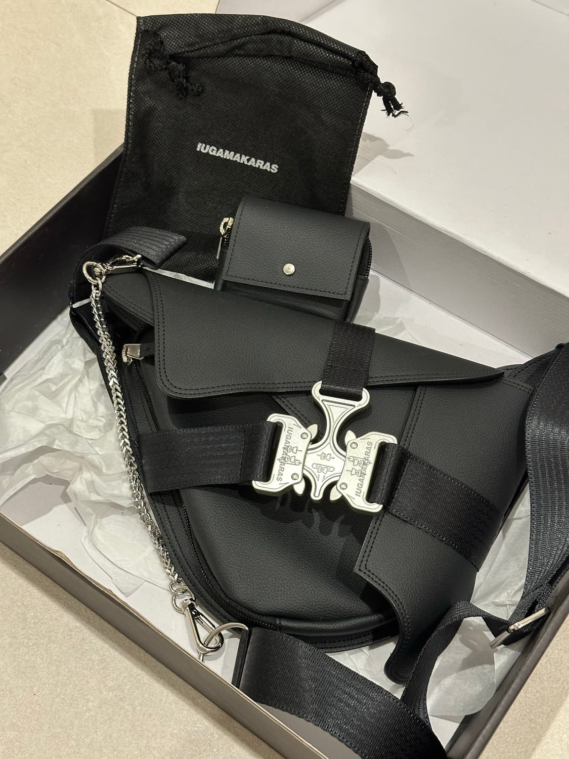 [IUGAMAKARAS] 트리플 커버드 크로우 버클백 상품이미지2