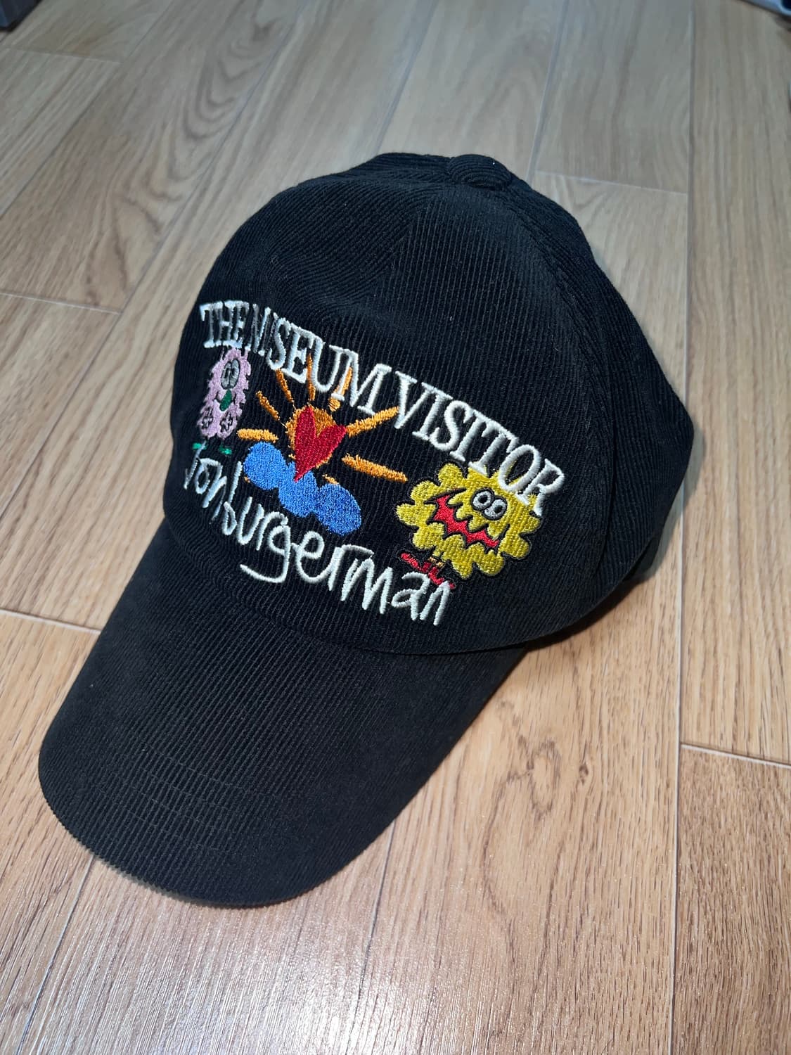 더뮤지엄비지터 x 존 버거맨 핑키 윙키 & 찰리 볼캡 블랙 상품이미지1