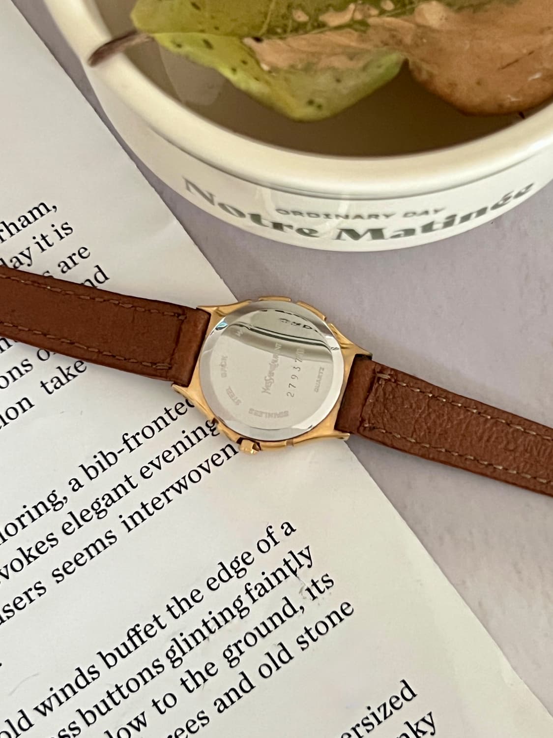 Saint Laurent  옐로우 골드 라운드 생로랑 시계  상품이미지9