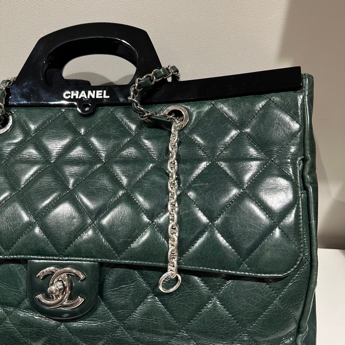 샤넬 퀼티드 딜리버리 라지백 상품이미지10