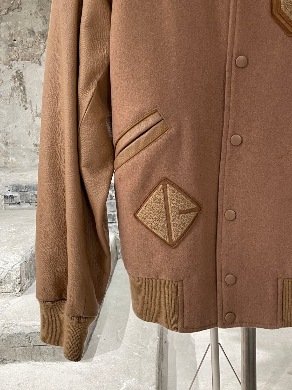 오프닝 세레모니 베이지 oc tonal 바시티 자켓 상품이미지5