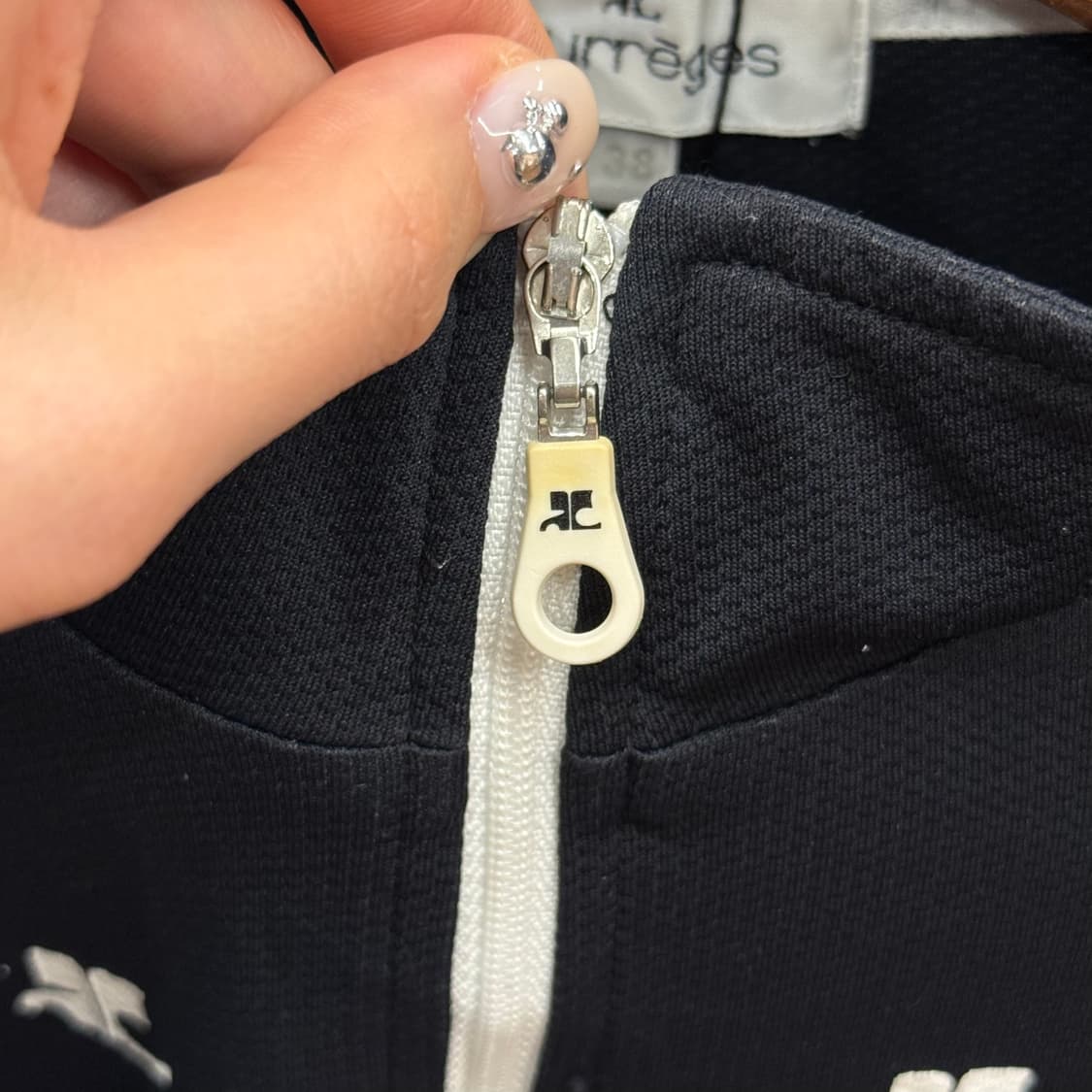 꾸레쥬 하프 집업 반팔 티셔츠 올오버 로고 패턴 슬림핏 블랙 상품이미지9