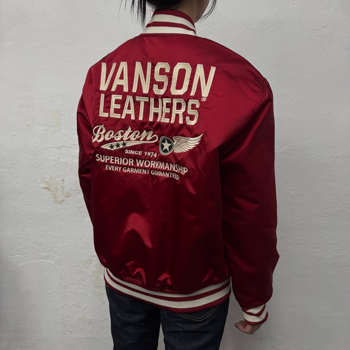 밴슨(VANSON) 레드 스펠아웃 로고 후면 자수 나일론 스타디움 자켓 상품이미지2