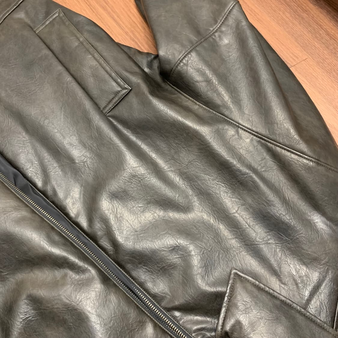 아모멘토 25fw 신세틱 레더 자켓 상품이미지4