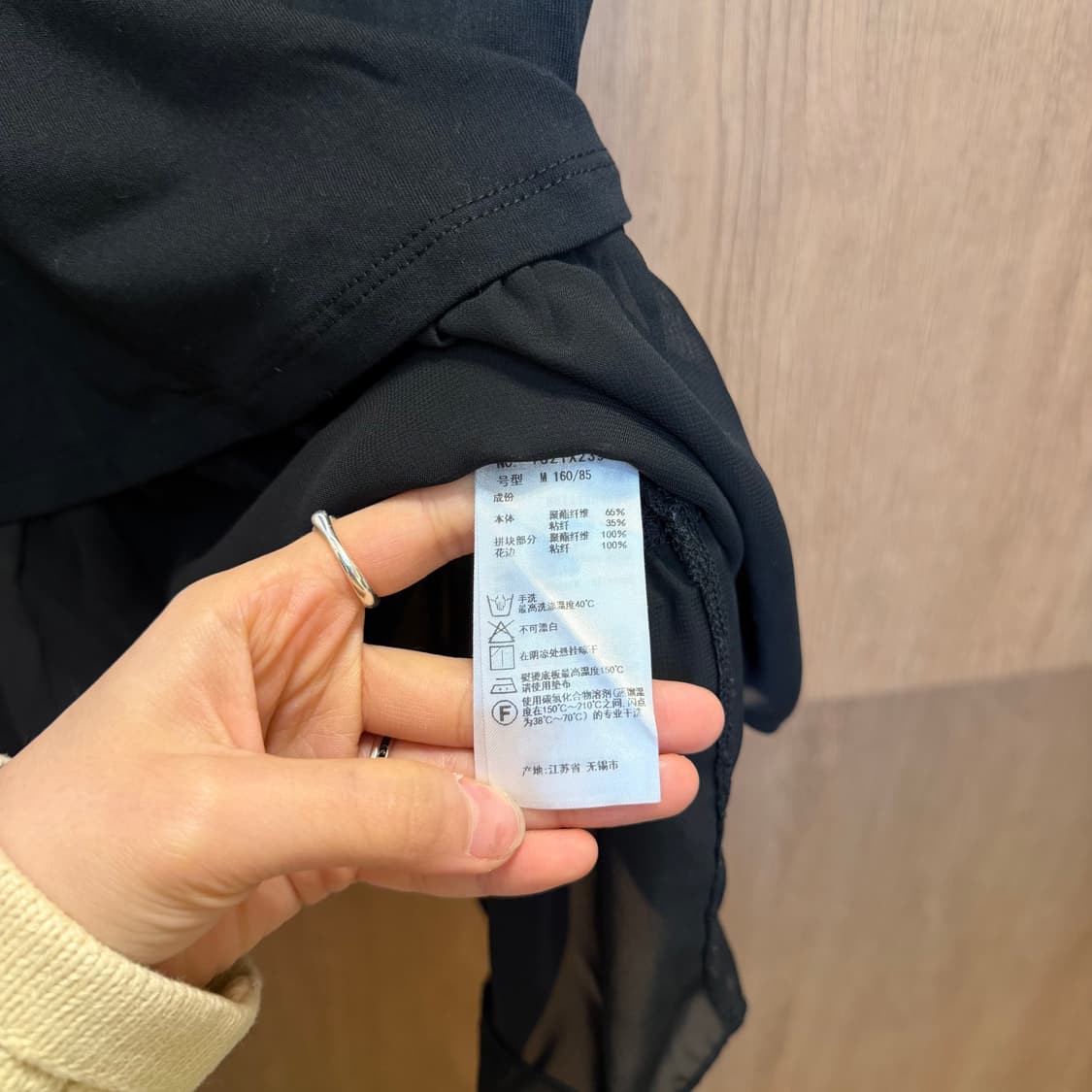 엑시즈팜 슬리브리스 티셔츠 백 크로스 레이스 스트랩 디테일 블랙 상품이미지7